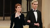 Nein, der smarte Junge an der Seite von Schauspielerin Julianne Moore ist kein Model, sondern prominenter Hollywood-Nachwuchs. Gabriel-Kane Day-Lewis ist der Sohn von Oscar-Preisträger Daniel Day-Lewis und Schauspielerin Isabelle Adjani. Der Brite und die Französin waren von 1989 bis 1994 liiert. Day-Lewis verließ Adjani, als diese schwanger war. Mittlerweile ist Gabriel 20 Jahre alt und modelte nun bei der Haute-Couture-Show des Labels Chanel.