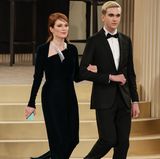 Nein, der smarte Junge an der Seite von Schauspielerin Julianne Moore ist kein Model, sondern prominenter Hollywood-Nachwuchs. Gabriel-Kane Day-Lewis ist der Sohn von Oscar-Preisträger Daniel Day-Lewis und Schauspielerin Isabelle Adjani. Der Brite und die Französin waren von 1989 bis 1994 liiert. Day-Lewis verließ Adjani, als diese schwanger war. Mittlerweile ist Gabriel 20 Jahre alt und modelte nun bei der Haute-Couture-Show des Labels Chanel.