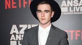 Gabriel-Kane Day-Lewis lebt in New York und versuchte sich bisher vor allem als Musiker. Unter dem Namen Gabe Day Lewis veröffentlichte er im April sein erstes Album. Zudem hat der 20-Jährige einen Vertrag bei der renommierten Modelagentur IMG.