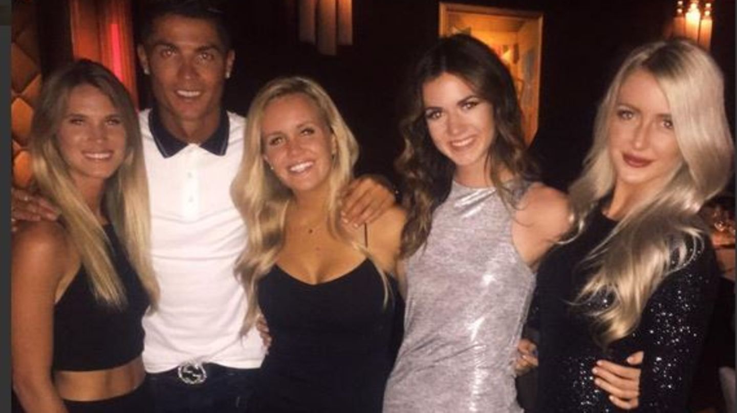 Cristiano Ronaldo, der alte Charmeur: Findet ein Handy, und gibt den Damen gleich mal ein Dinner aus.