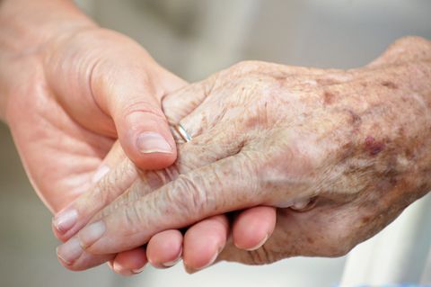 Sterbehilfe: Was ist ein würdevolles Sterben? Ein Aufgehobensein in Beziehungen gehört dazu