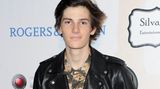 Der lange Schlaks ist der Sohn von Schauspieler Pierce Brosnan und seiner Frau Keely Shaye Smith. Der 18-jährige Dylan wurde von Designer Hedi Slimane in Malibu am Strand entdeckt, der verpflichtete ihn umgehend als Werbegesicht für Saint Laurent Paris.