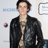 Der lange Schlaks ist der Sohn von Schauspieler Pierce Brosnan und seiner Frau Keely Shaye Smith. Der 18-jährige Dylan wurde von Designer Hedi Slimane in Malibu am Strand entdeckt, der verpflichtete ihn umgehend als Werbegesicht für Saint Laurent Paris.