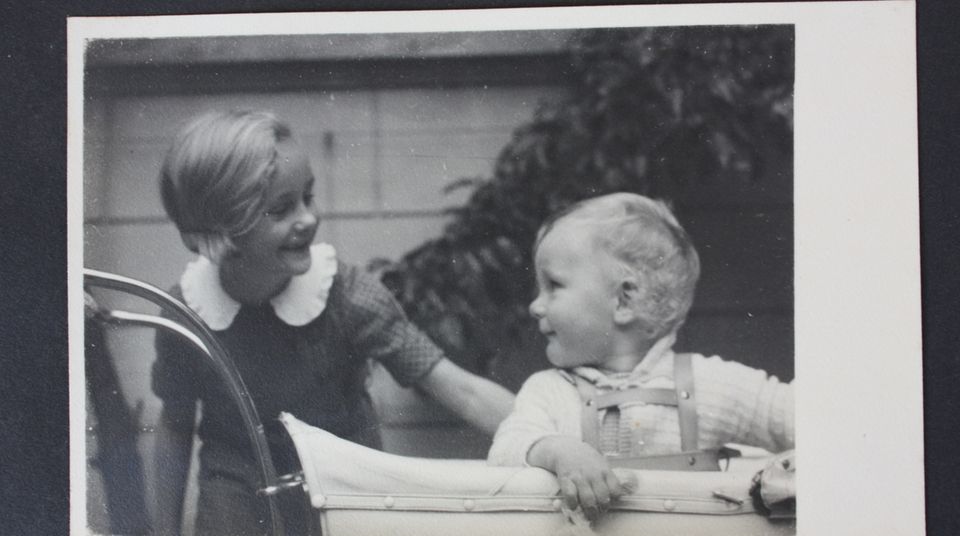 Eberhard sitzt im Kinderwagen, Jutta streichelt ihm den Rücken Eberhard sitzt im Kinderwagen, Jutta streichelt ihm den Rücken