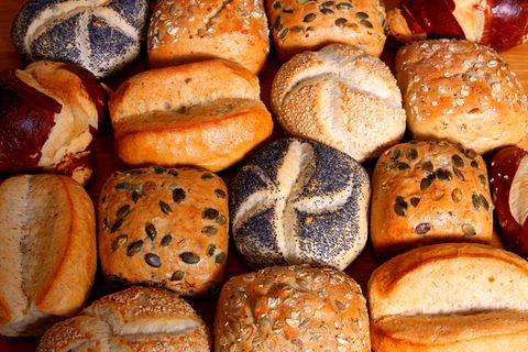 Verschiedene Brötchen und Semmeln liegen auf einem Tisch.