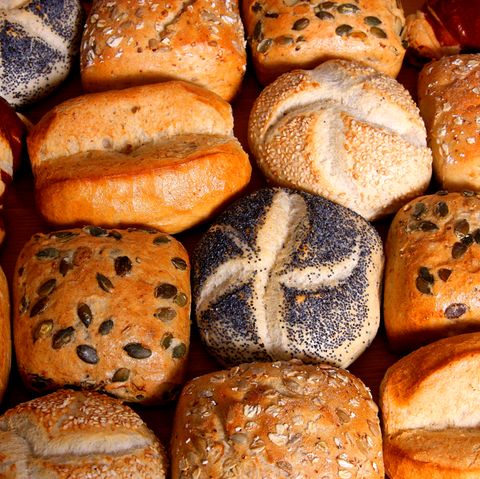 Verschiedene Brötchen und Semmeln liegen auf einem Tisch.