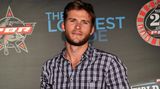 Von seinem Vater hat er nicht nur die stechend blauen Augen geerbt, sondern auch das Schauspieltalent: Scott Eastwood ist der Sohn von Hollywood-Veteran Clint Eastwood und der Flugbegleiterin Jacelyn Reeves, mit der der heute 85-Jährige eine längere Affäre hatte. Sein Leinwanddebüt gab Scott Eastwood 2006 vor Papas Kamera: Er spielte im Kriegsfilm "Flags of Our Fathers" mit. Es folgten die Eastwood-Filme "Gran Torino" und "Invictus". 2014 war Scott Eastwood an der Seite von Brad Pitt im Kriegsfilm "Herz aus Stahl" zu sehen. In der Romanze "Kein Ort ohne Dich", die Ende April in Deutschland in die Kinos kam, übernahm Eastwood erstmals eine Hauptrolle.
