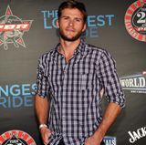 Von seinem Vater hat er nicht nur die stechend blauen Augen geerbt, sondern auch das Schauspieltalent: Scott Eastwood ist der Sohn von Hollywood-Veteran Clint Eastwood und der Flugbegleiterin Jacelyn Reeves, mit der der heute 85-Jährige eine längere Affäre hatte. Sein Leinwanddebüt gab Scott Eastwood 2006 vor Papas Kamera: Er spielte im Kriegsfilm "Flags of Our Fathers" mit. Es folgten die Eastwood-Filme "Gran Torino" und "Invictus". 2014 war Scott Eastwood an der Seite von Brad Pitt im Kriegsfilm "Herz aus Stahl" zu sehen. In der Romanze "Kein Ort ohne Dich", die Ende April in Deutschland in die Kinos kam, übernahm Eastwood erstmals eine Hauptrolle.