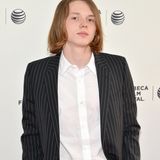Er sieht aus wie der junge Kurt Cobain, ist aber der Sohn von Schauspieler Val Kilmer und dessen Ex-Frau Joanne Whalley. 2013 spielte Jack Kilmer in "Palo Alto" unter der Regie von Gia Coppola. Auch die Modewelt ist vernarrt in den 20-Jährigen: Das französische Label Saint Laurent engagierte ihn als Werbegesicht und schickte ihn bei der Pariser Modewoche über den Laufsteg.