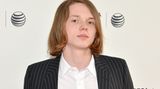 Er sieht aus wie der junge Kurt Cobain, ist aber der Sohn von Schauspieler Val Kilmer und dessen Ex-Frau Joanne Whalley. 2013 spielte Jack Kilmer in "Palo Alto" unter der Regie von Gia Coppola. Auch die Modewelt ist vernarrt in den 20-Jährigen: Das französische Label Saint Laurent engagierte ihn als Werbegesicht und schickte ihn bei der Pariser Modewoche über den Laufsteg.