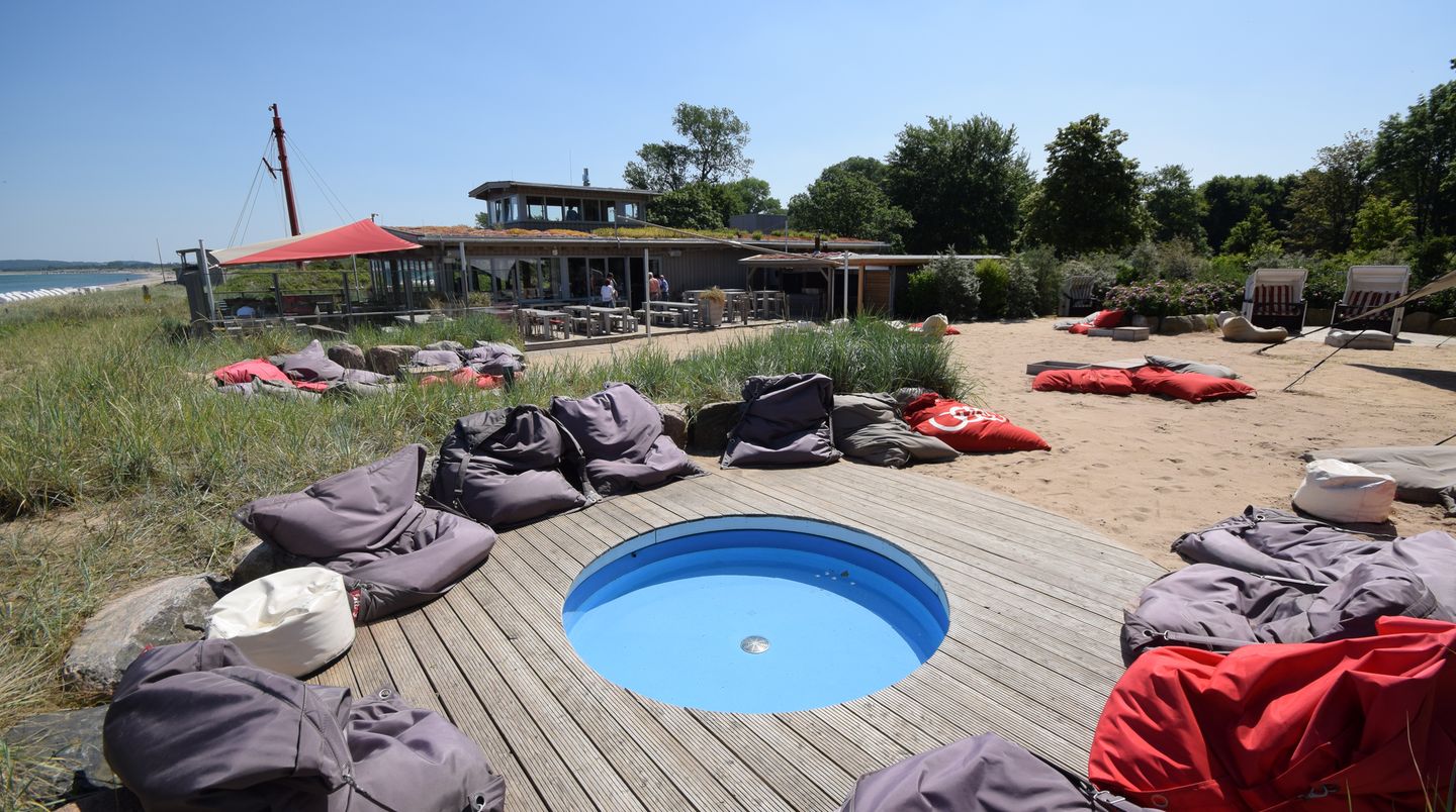 Kleiner Pool, leere Fatboy-Sitzsäcke und das Strand-Bistro