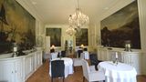 Blick ins Restaurant Courtier im Schloss Weissenhaus