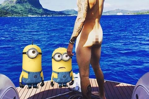 Justin Bieber zieht blank - und die Minions staunen.