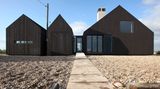Der braune Gebäudekomplex des Shingle House zeichnet sich durch sehr schlichte Formen aus.