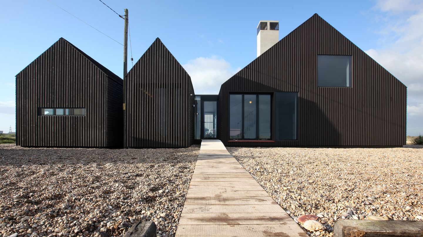 Der braune Gebäudekomplex des Shingle House zeichnet sich durch sehr schlichte Formen aus.