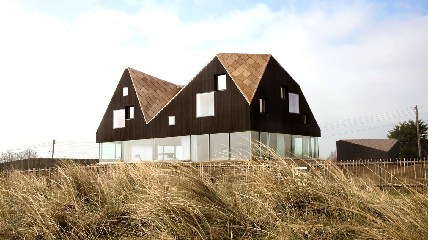 Schöner Wohnen Dune House Ferienhäuser Das Dune House wirkt, als ob das Dach über dem voll-verglasten Erdgeschoss schweben würde.