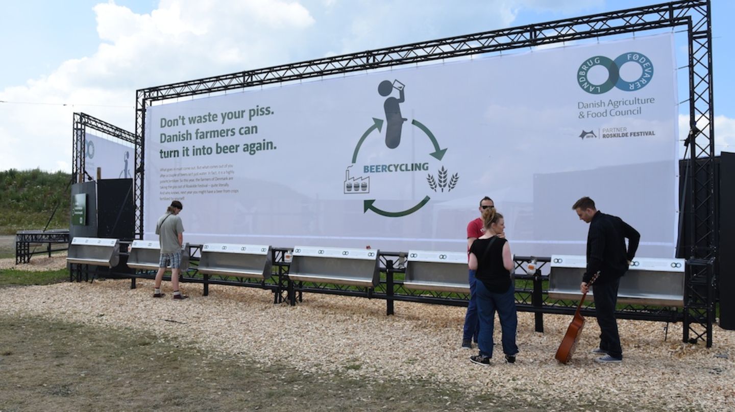 Roskilde Festival 2015: Im Rahmen des Roskilde-Festivals läuft gerade das Projekt "Beercycling" - aus dem Urin soll später wieder Bier werden. Während der Veranstaltung soll der Urin der Besucher in besonderen Behältern gelagert werden und später zu den umliegenden Feldern transportiert werden, wo er als Düngemittel für die Gerste fungieren soll. Aus der Gerste wird wiederum der für den Brauprozess benötigte Malz gewonnen. Läuft alles nach Plan, wird im kommenden Jahr geerntet und 2017 können die Festivalbesucher erstmals das von ihnen mitproduzierte Bier trinken. Im Rahmen des Roskilde-Festivals läuft gerade das Projekt "Beercycling" - aus dem Urin soll später wieder Bier werden. Während der Veranstaltung soll der Urin der Besucher in besonderen Behältern gelagert werden und später zu den umliegenden Feldern transportiert werden, wo er als Düngemittel für die Gerste fungieren soll. Aus der Gerste wird wiederum der für den Brauprozess benötigte Malz gewonnen. Läuft alles nach Plan, wird im kommenden Jahr geerntet und 2017 können die Festivalbesucher erstmals das von ihnen mitproduzierte Bier trinken.