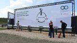 Im Rahmen des Roskilde-Festivals läuft gerade das Projekt "Beercycling" - aus dem Urin soll später wieder Bier werden. Während der Veranstaltung soll der Urin der Besucher in besonderen Behältern gelagert werden und später zu den umliegenden Feldern transportiert werden, wo er als Düngemittel für die Gerste fungieren soll. Aus der Gerste wird wiederum der für den Brauprozess benötigte Malz gewonnen. Läuft alles nach Plan, wird im kommenden Jahr geerntet und 2017 können die Festivalbesucher erstmals das von ihnen mitproduzierte Bier trinken.