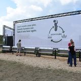 Im Rahmen des Roskilde-Festivals läuft gerade das Projekt "Beercycling" - aus dem Urin soll später wieder Bier werden. Während der Veranstaltung soll der Urin der Besucher in besonderen Behältern gelagert werden und später zu den umliegenden Feldern transportiert werden, wo er als Düngemittel für die Gerste fungieren soll. Aus der Gerste wird wiederum der für den Brauprozess benötigte Malz gewonnen. Läuft alles nach Plan, wird im kommenden Jahr geerntet und 2017 können die Festivalbesucher erstmals das von ihnen mitproduzierte Bier trinken.