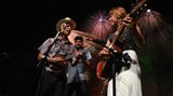 Insbesondere die Vertreter ansonsten gemäßigterer Stilrichtungen – wie hier die Bluegrass Kapelle "Foghorn Stringband" aus Nordamerika – genießen es wie Rockstars abgefeiert zu werden. Auch wenn die kleine Gloria Bühne in einer alten Viehauktions-Halle maximal 1000 Personen Einlass gewährt, der Stimmung tut das keinen Abbruch, im Gegenteil.