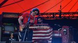 Donnerstag Nachmittag ist Ryan Adams zu Späßen aufgelegt und begeistert die Besucher auf der gut gefüllten Wiese vor der Orange-Stage mit seinen Songs.
