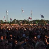 Auch wenn es noch nicht so voll ist wie später bei "Muse" oder "Die Antwoord" – zum Konzert von "Florence And the Machine" füllt sich die 60.000 Personen fassende Fläche vor der Orange-Stage zunehmend. Und das aus gutem Grund.