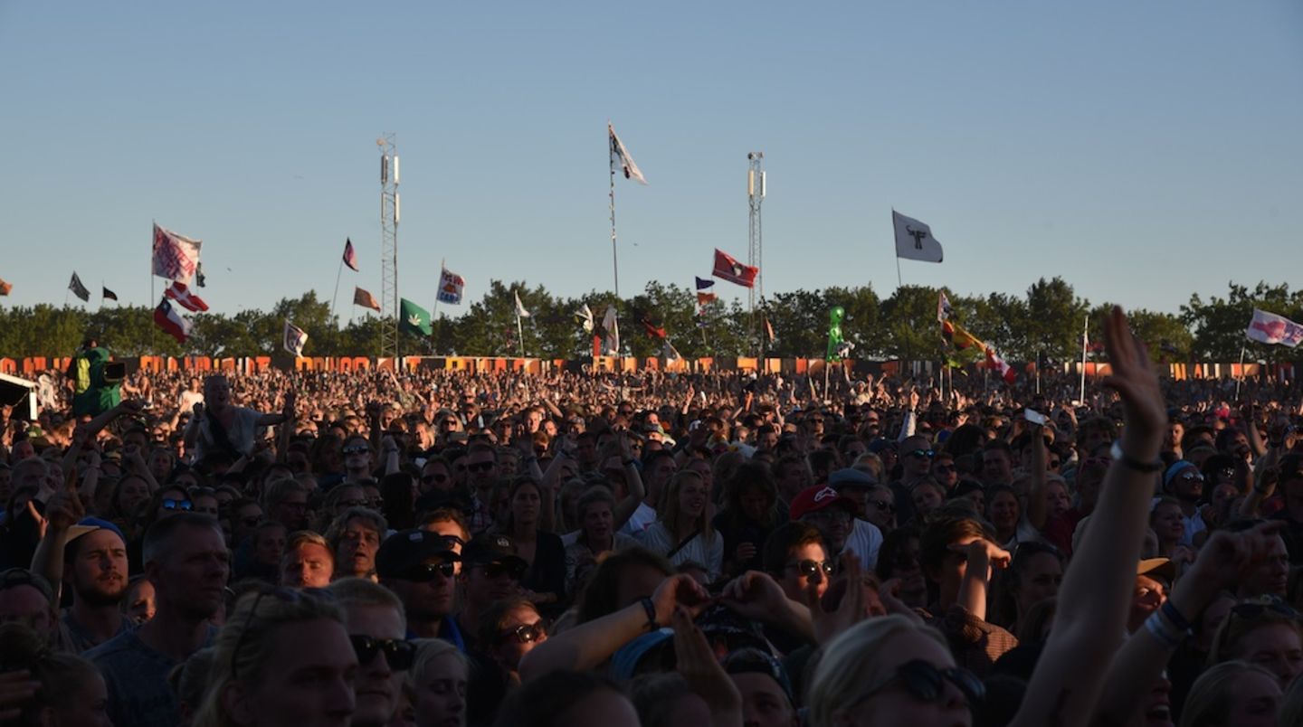 Auch wenn es noch nicht so voll ist wie später bei "Muse" oder "Die Antwoord" – zum Konzert von "Florence And the Machine" füllt sich die 60.000 Personen fassende Fläche vor der Orange-Stage zunehmend. Und das aus gutem Grund.