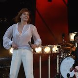 "Florence And the Machine" sprüht vor Energie – tanzt kreuz und quer über die Bühne rennt durch Publikum und bleibt kaum einen Augenblick ruhig stehen und vermag es dennoch eine brillante, präzise und mitreißende musikalische Darbietung abzuliefern., ohne , dass ihr die Puste ausgeht.