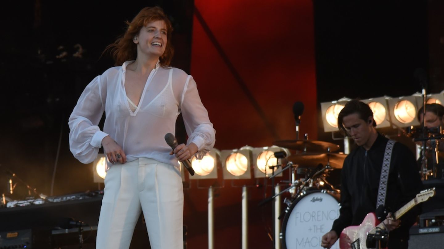 "Florence And the Machine" sprüht vor Energie – tanzt kreuz und quer über die Bühne rennt durch Publikum und bleibt kaum einen Augenblick ruhig stehen und vermag es dennoch eine brillante, präzise und mitreißende musikalische Darbietung abzuliefern., ohne , dass ihr die Puste ausgeht.