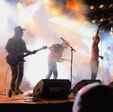 Auf die Ohren ihrer Zuhörer nimmt die "Fat White Family" schon gar keine Rücksicht mehr. Die Londoner Band legt es laut eigener Aussage darauf an, ihrem Publikum eine Gänsehaut zu bescheren. Und damit meinen sie die Art von Gänsehaut die von Fingernagelkratzen auf einer Schultafel hervorgerufen wird. Mit diesem Anliegen sind ihre Post-Punk-Country-Blues-Songs wohl eher nur einem erfahreneren Rock Publikum zu empfehlen.