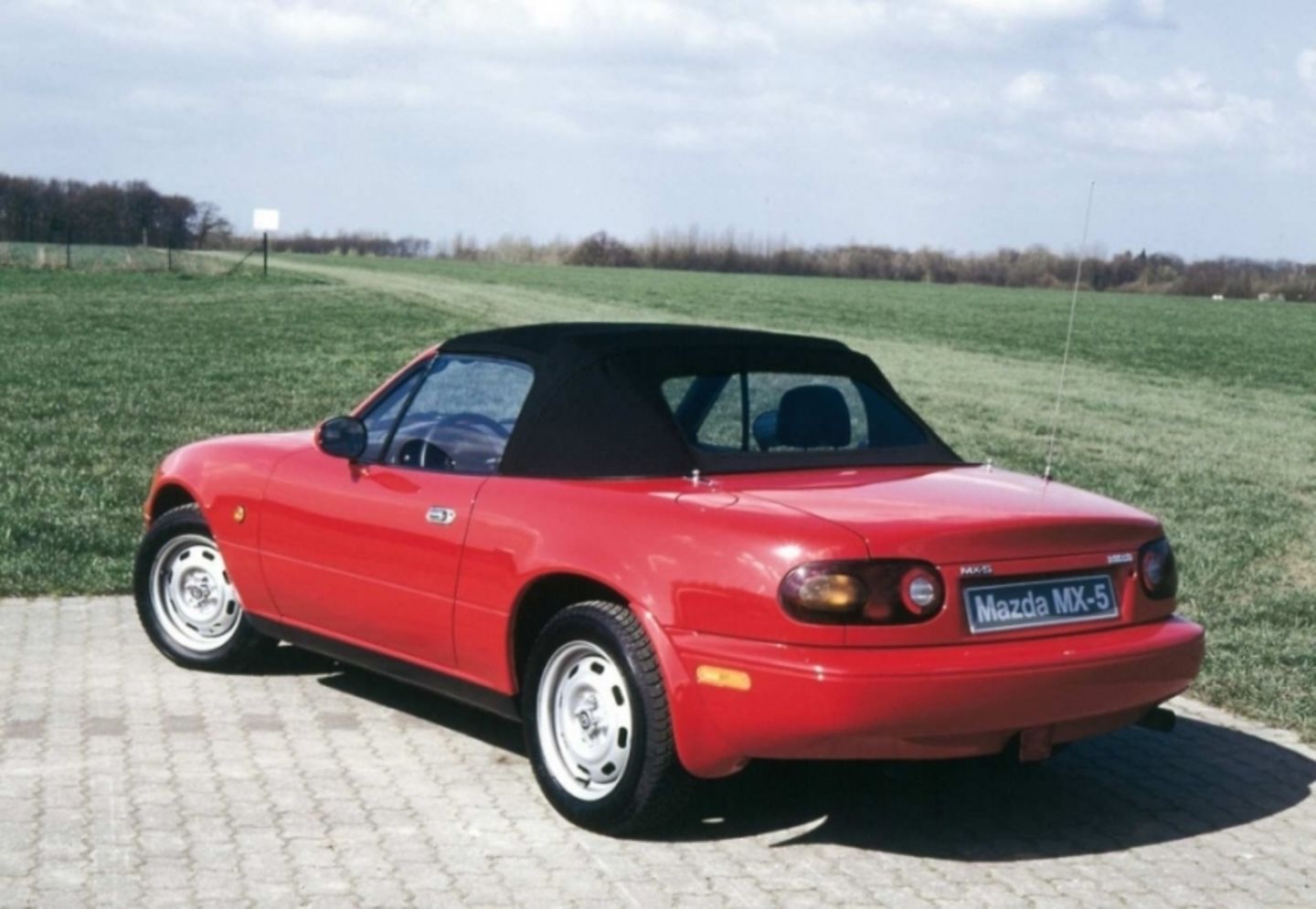 Mazda MX-5 1. Generation - damals mit PVC-Mütze