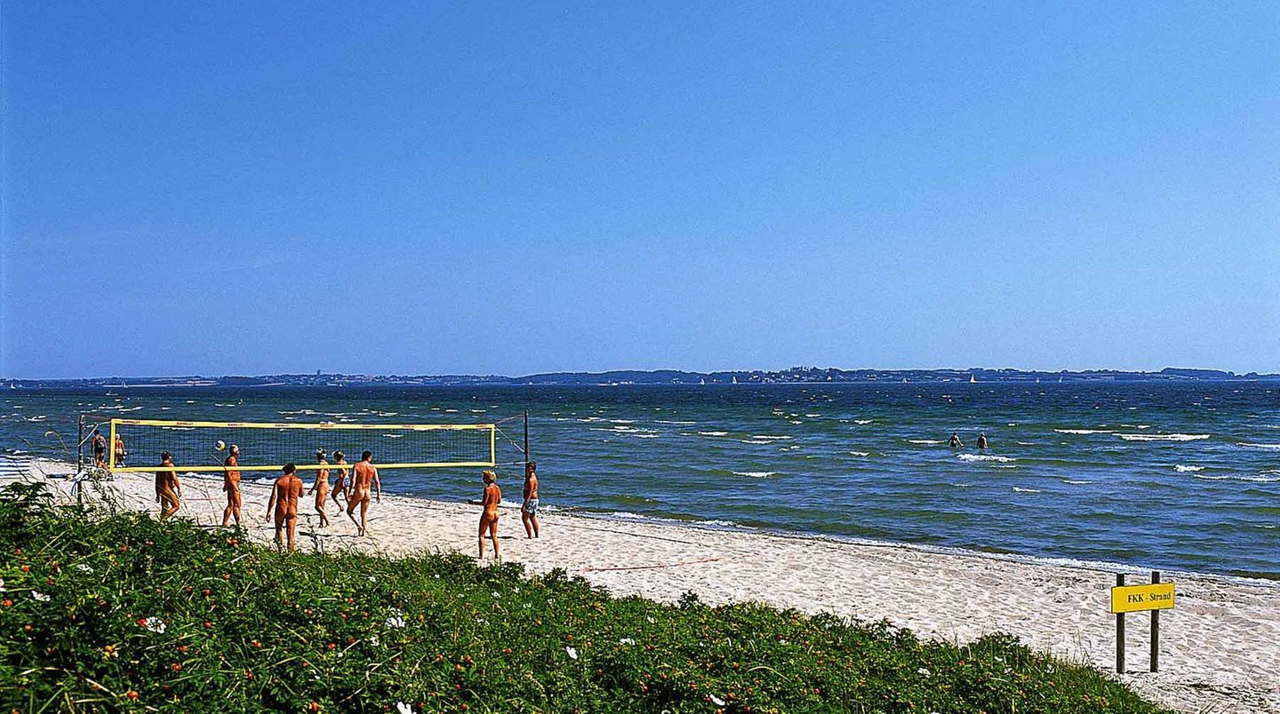 FKK in Schleswig-Holstein Der Strand von HOlnis eigent sich für Famlien