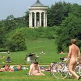 FKK-Freunde sonnen sich im Englischen Garten in München