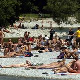 Sonnenhungrige treffen sich am Ufer der Isar