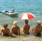 Textilverächter sonnen sich am Grillensee bei Leipzig