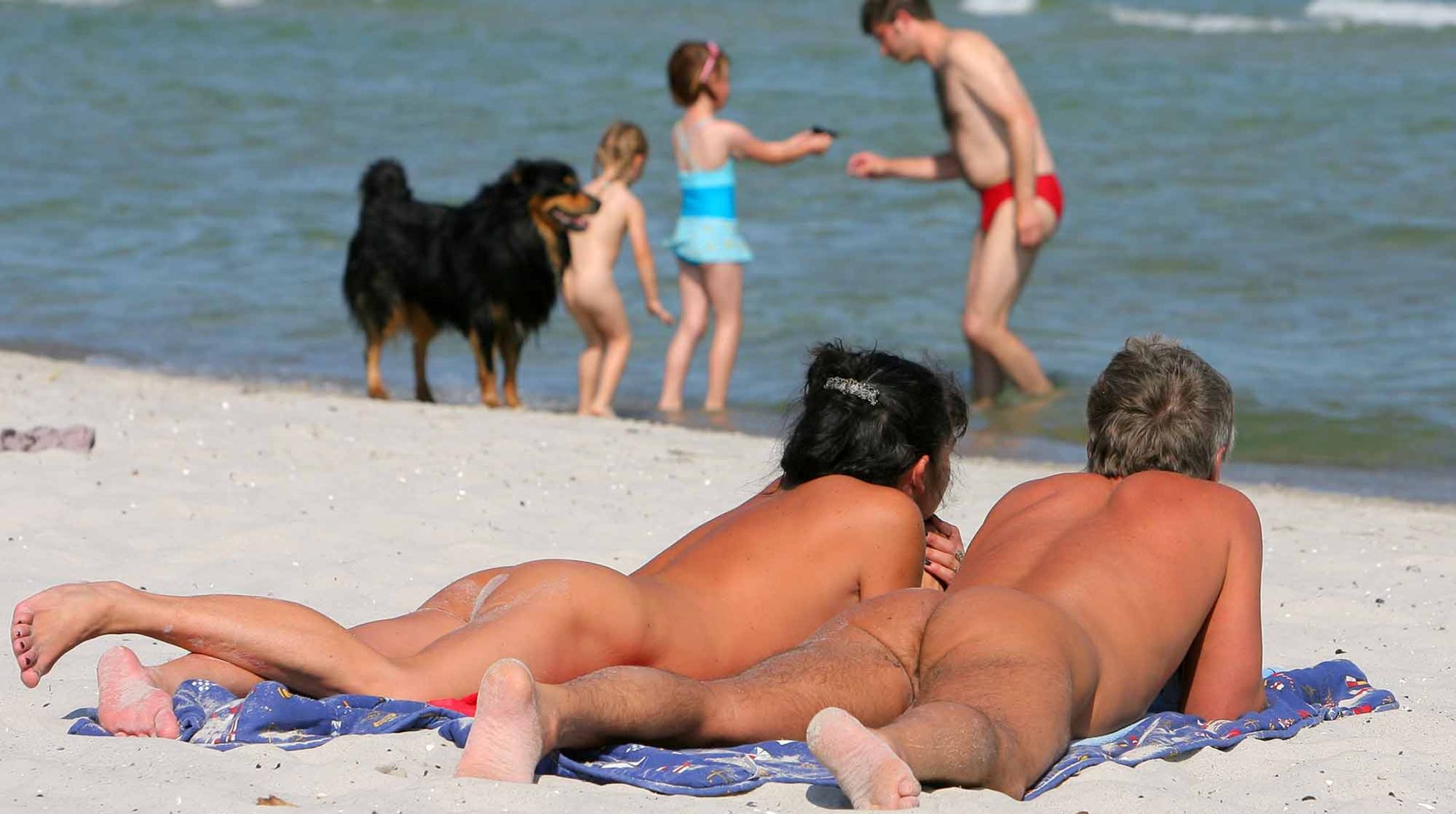 Alte frauen am fkk strand