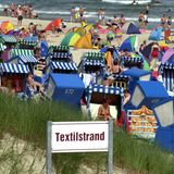 Auf der Ostseeinsel zeigen Schilder eigens den Textilstrand an
