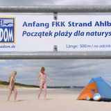 Hinweisschilder informieren in zwei Sprachen über den FKK-Strand