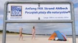 Hinweisschilder informieren in zwei Sprachen über den FKK-Strand