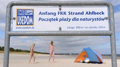 Hinweisschilder informieren in zwei Sprachen über den FKK-Strand