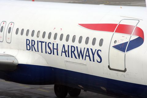 Ein Brite soll in einem Flieger der British Airways auf seine Frau losgegangen sein