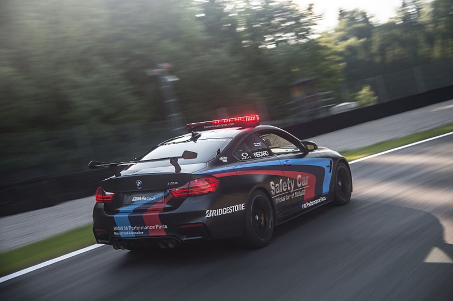 BMW M4 mit Wassereinspritzung - die Motorräder sehen den Bayern nur von hinten