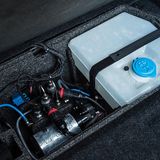 BMW M4 mit Wassereinspritzung - der Tank für das Wasser im Laderaum