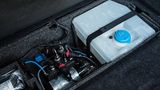 BMW M4 mit Wassereinspritzung - der Tank für das Wasser im Laderaum