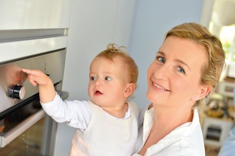 Veganer: Jasmin Hekmati mit Tochter vor dem Herd