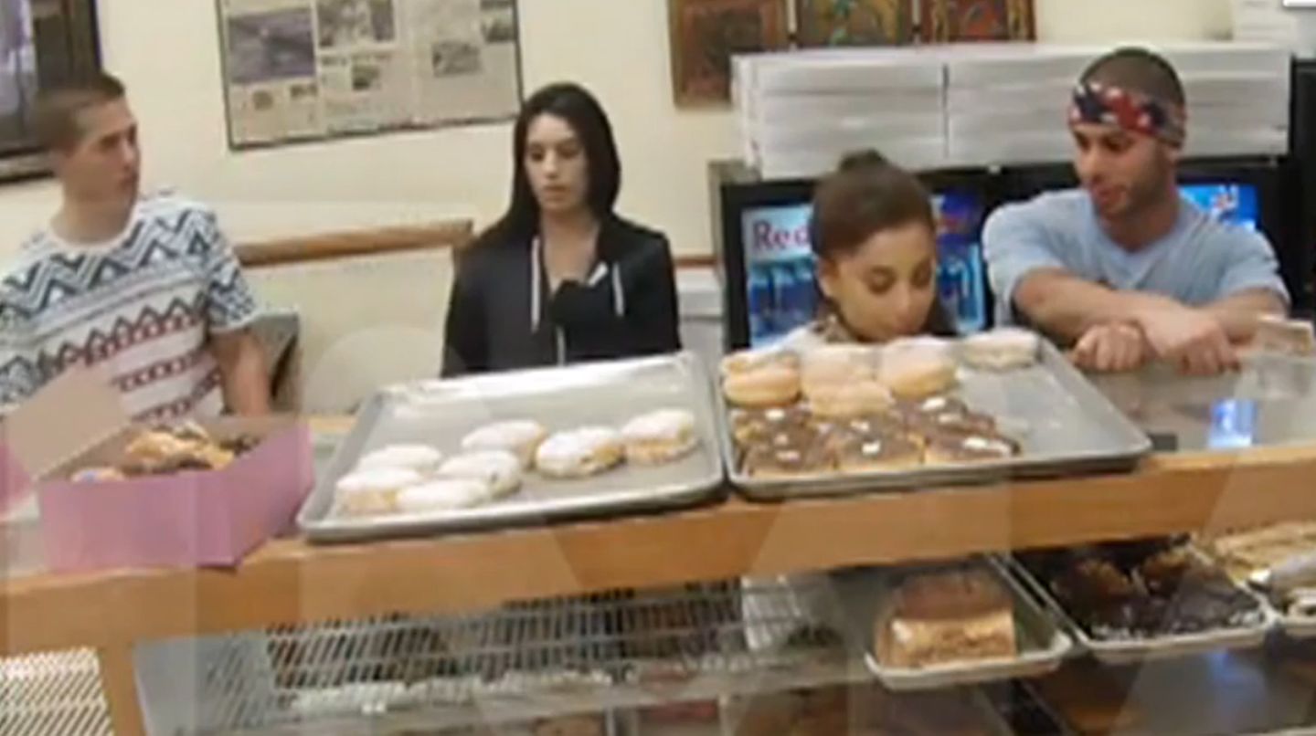 Ariane Grande leckt einen Donut an