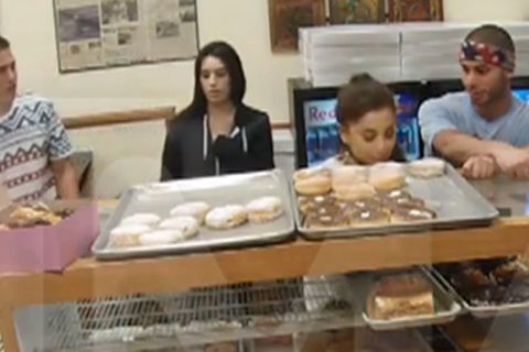 Ariane Grande leckt einen Donut an