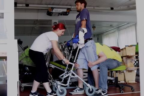 Ben bei der Therapie: Am 25. Juni stand er erstmals nach 13 Jahren wieder eigenständig auf seinen Beinen.