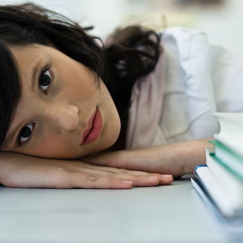 Müde, völlig ausgebrannt: Die Schülerin Sophia stresste der Schulalltag so sehr, dass sie an einem Burnout erkrankte. (Symbolbild)