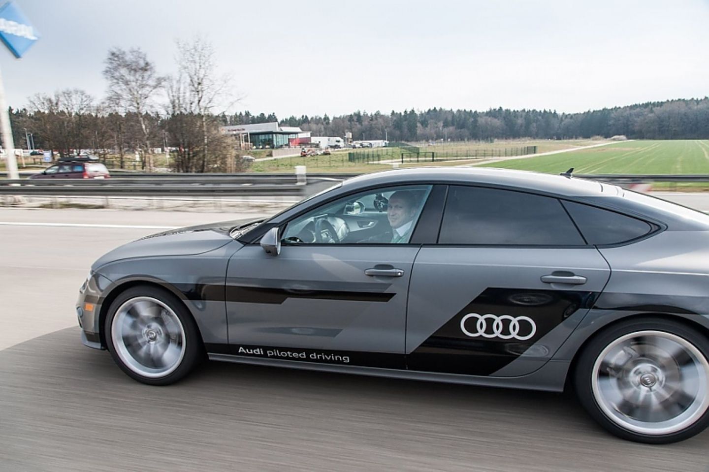 Das autonome Fahren auf der Autobahn ist ein weiterer Schritt zum perfekten Auto-Piloten, der alles im Griff hat
